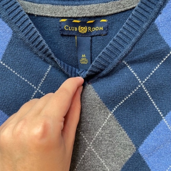 Club Room Men’s Medium Blue V-Neck Sweater With Grey Argyle Pattern - Picture 4 of 4
